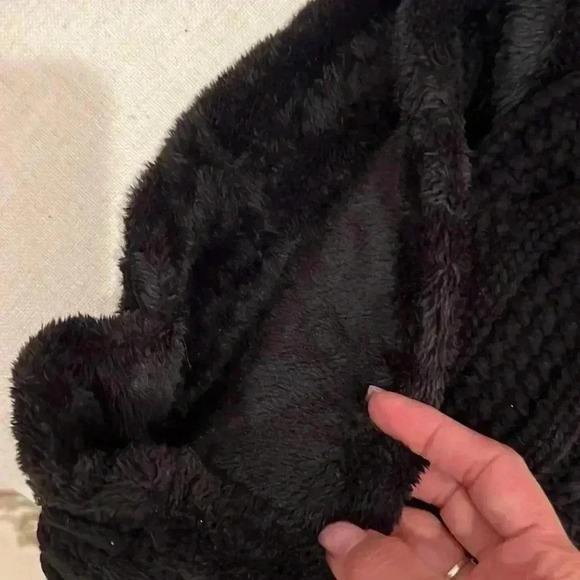 Black UGG hat and scarf set - Picture 2 of 2